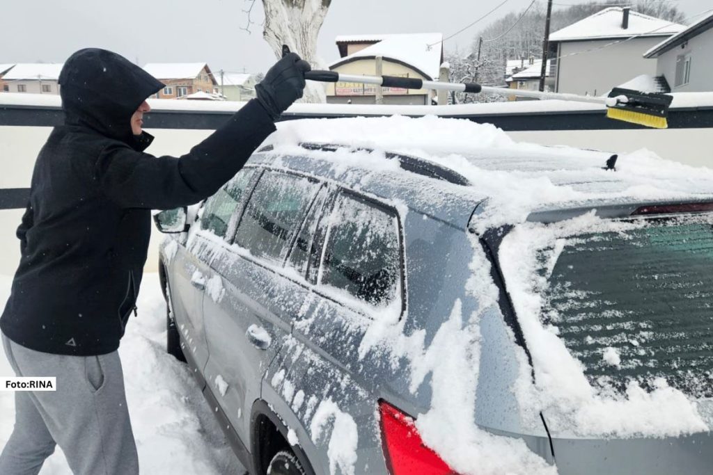 Na velikim mukama su vozači koji osim što moraju da očiste beli pokrivač sa svojih automobila, moraju i da odlede brave i stakla kako bi uopšte pokrenuli vozilo.