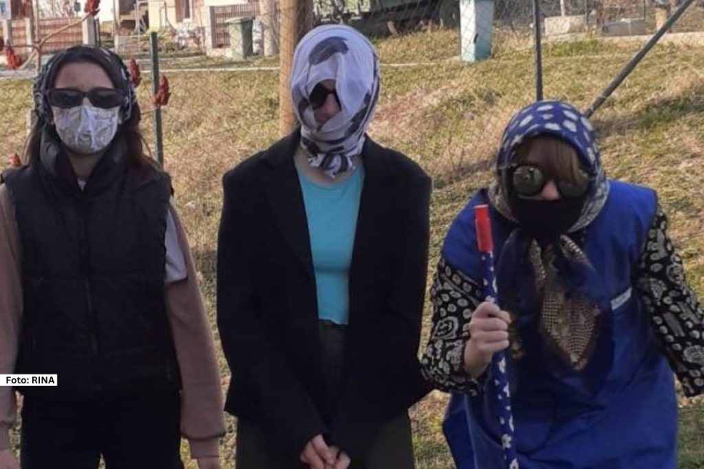 Nekada se ova nedelja u srpskim selima obeležavala prolaskom maskiranih povorki koje su pevale, dok bi ih seljani darivali mesom, slaninom, kolačima, ali najčešće jajima