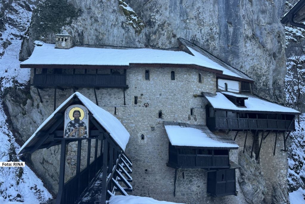 riljubljen uz stenu, čudo arhitekture i Božija kuća, manastir Crna Reka u selu Ribariće kod Tutina smešten na tromeđi Kosovske Mitrovice, Rožaja i Novog Pazara jedna je od najvećih srpskih svetinja. Ne zna se tačno kada je sagrađen, ali nepristupačan kanjon Crne Reke svedoči da neimarima nije bilo lako, ali ko u čuda veruje taj čuda i stvara.