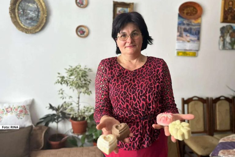 Čačak – U živopisnom selu Rošci, pod obroncima planine Kablar, Nevenka Bogdanović živi i radi u potpunom skladu sa prirodom. Pored svakodnevnih obaveza na gazdinstvu, ova vredna žena izrađuje potpuno prirodne, hipoalergene sapune bez veštačkih mirisa, oslanjajući se isključivo na darove iz svog okruženja.