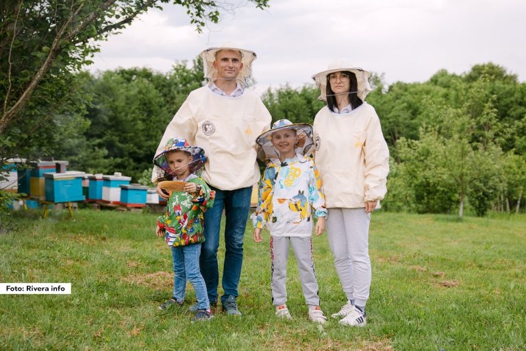 O ovoj porodičnoj priči govori Aleksandar Nikolić, pčelar i profesor muzičke kulture, koji se pčelarstvom bavi zajedno sa suprugom Jelenom, profesorom biologije.