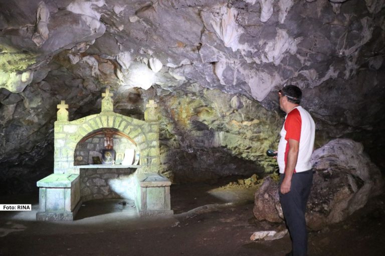 Čačak – Sakrivena u gustoj šumi podno Ovčara zbeg-pećina Kađenica i dalje čuva sećanje na tragično nastradale Srbe u Drugom srpskom ustanku. 