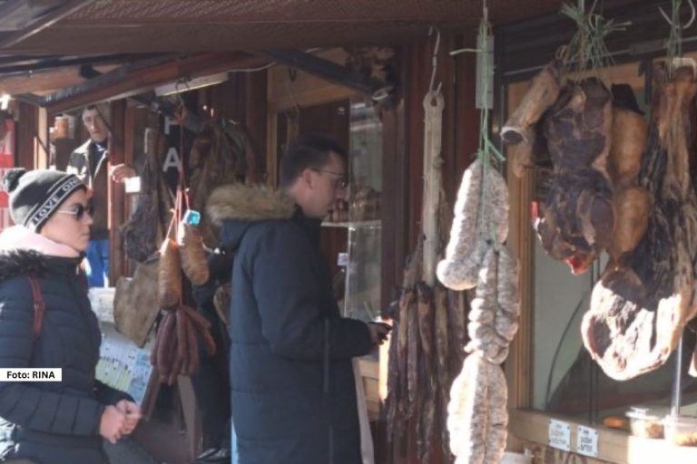 Zlatibor – Ovogodišnja, 24. po redu, smotra proizvođača suhomesnatih proizvoda Zlatiborskog kraja „Pršutijada”, svečano je otvorena u porti Hrama Svetog proroka Ilije na Mačkatu, uz prisustvo velikog broja proizvođača, meštana i turista. 