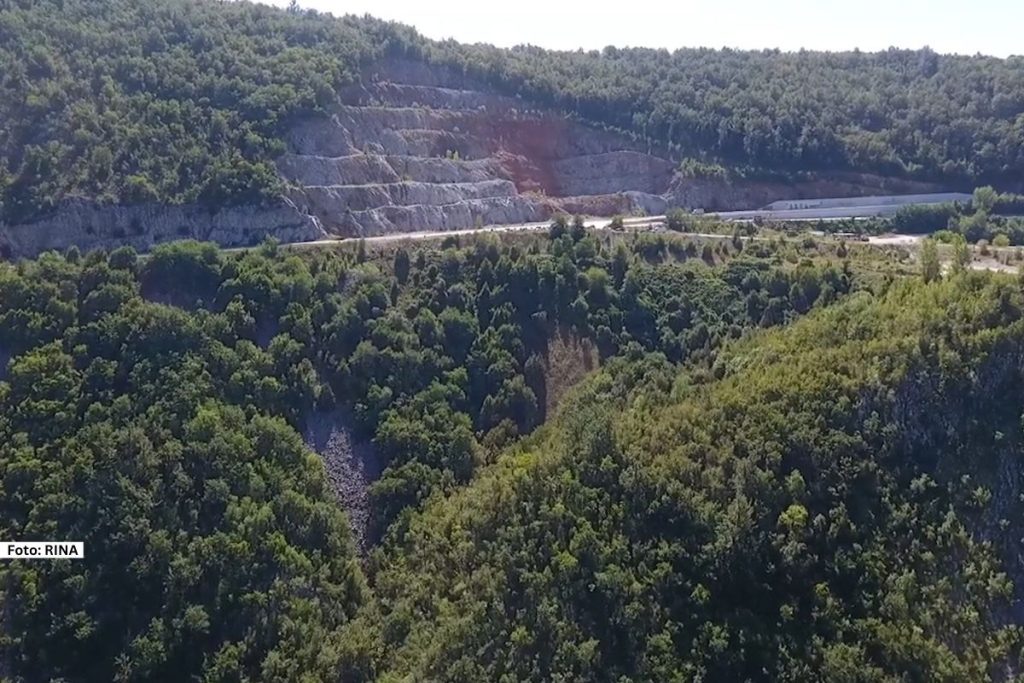 Užice – Užice će u narednom periodu dobija još jednu izuzetnu turističku atrakciju, jer će biti izgrađen veličanstveni pešački most preko reke Đetinje koji će povezati spomenik kulture Stari grad  sa magistralnim putem.