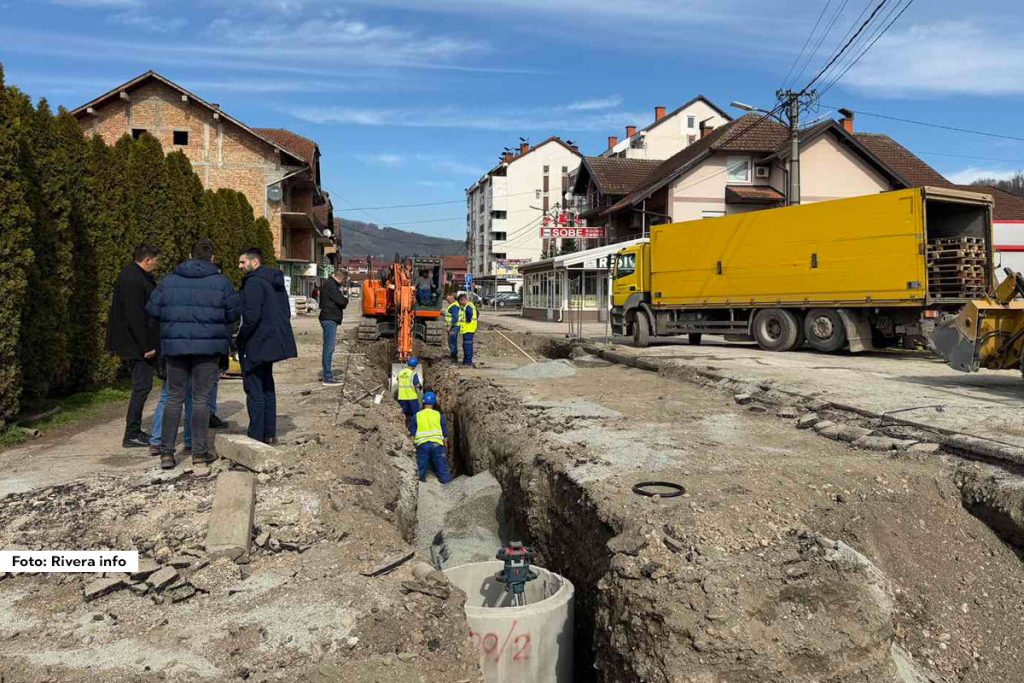 Predsednik Opštine Ljubovija Milan Jovanović, načelnik Opštinske uprave Vladimir Petrović, član Opštinskog veća Aleksandar Perić i građevinski inspektor Darko Vasić obišli su u petak, 27. februara, radove na rekonstrukciji Drinske ulice.