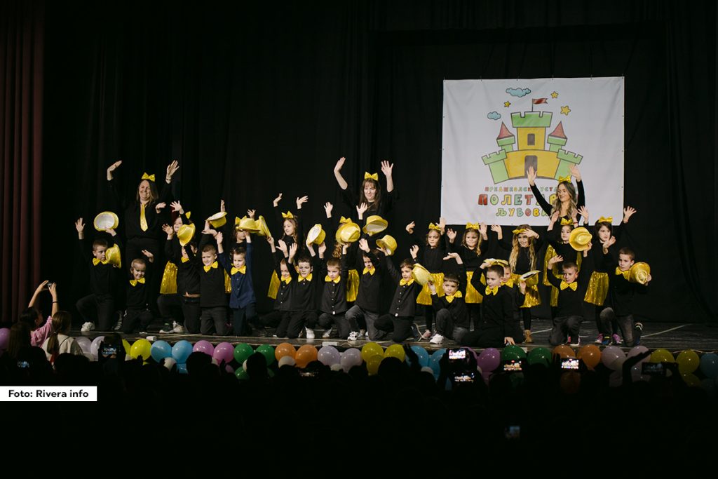 U sali bioskopa u Ljuboviji u petak je, povodom Međunarodnog dana žena – 8. marta, održana priredba koju su za svoje mame pripremila deca svih uzrasnih grupa Predškolske ustanove „Poletarac“.
