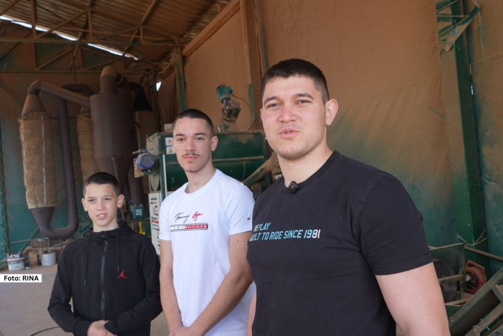 Smešteno između Valjeva i Bajine Bašte do sela Zarožje se jako teško stiže. Ipak, meštani ne odustaju od života u ovom prelepom mestu, a pojedini su čak pokrenuli i svoj privatni biznis. 