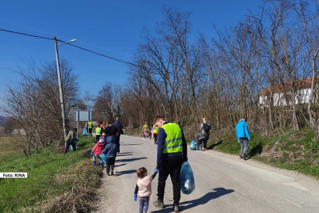Čačak – Da se sve može kad se ljudi slože pokazalo se danas u selu Rakova kod Čačka. Na inicijativu samih meštana, organizovana je akcija čišćenja tokom koje je uklonjeno smeće pored puta kroz selo.