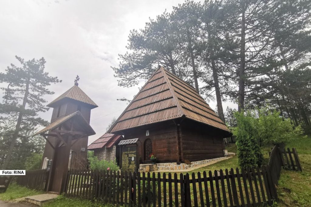 Zlatibor – Ukoliko vas put navede u živopisno zlatiborsko selo Jablnica, na samo 25 kilometara od samog centra ove poznate planine, dočekaće vas mala crkva brvnara posvećena Presvetoj Bogorodici koju su vredni neimari gradili u prvoj polovini 19. Veka. 