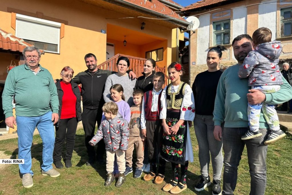 Prelepa slika stiže iz sela Viča, tačnije iz zaseoka Gerzići gde u samo nekoliko kuća živi čak 13 mališana. Njihovi roditelji su odlučili da ostanu na svojoj dedovini, bave se poljoprivredom i zadovoljni su. Kažu da je „metar njihovog sela, Amerika cela“. Ali, ne samo da su pune kuće, već su kod domaćina Gerzića pune i štale.