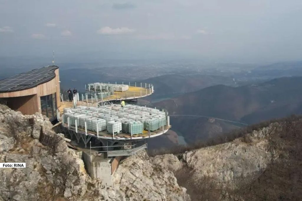 Čačak – Još uvek se čeka otvranje jedinstvenog staklenog vidikovca na Kablaru, sa kog puca veličanstven pogled na meandre Zapadne Morave i pola Šumadije. 