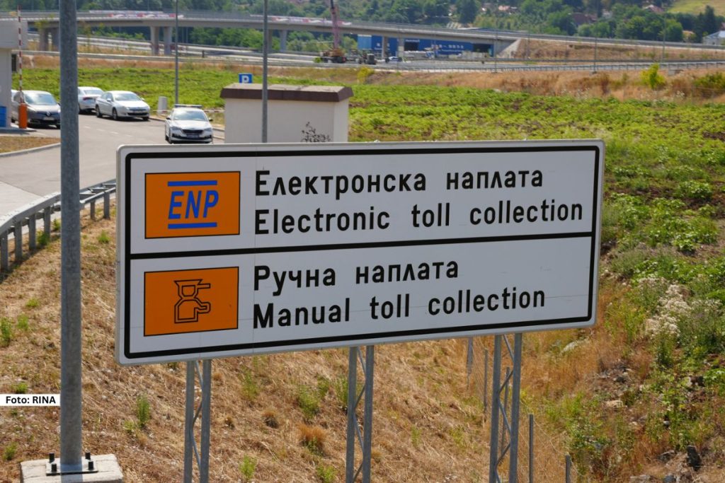 Za manje od sedam dana, tačnije od 1. aprila počinje naplata putarine za vozila IV kategorije na delu obilaznice oko Beograda, i to isključivo putem TAG uređaja, odnosno kroz takozvani bezbarijerni sistem naplate, saopšteno je iz Puteva Srbije.