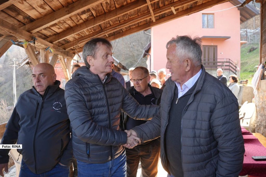 Ministar za javna ulaganja, obišao je selo Beserovina, Tara, gde je sa meštanima razgovarao o problemima, pre svega o lošim putevima.