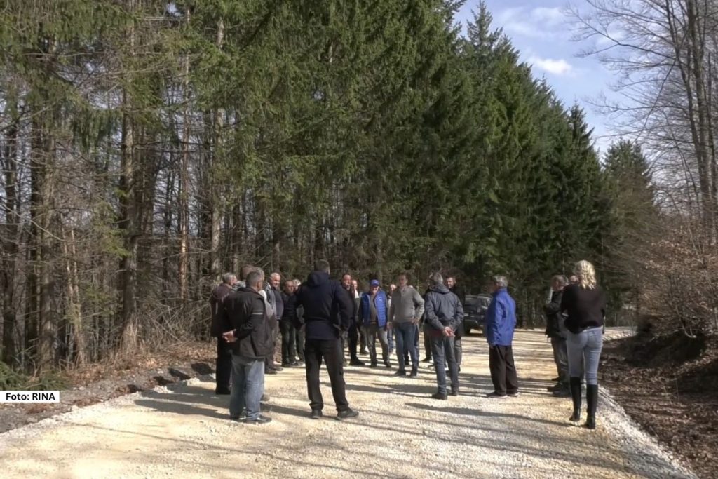 Bajina Bašta – Iako su bili sumnjičavi i nisu verovali, mašine su zabrujale ispred vrata meštana zaseoka Konder kod Bajine Bašte. U toku su radovi na unapređenju putne infrastrukture, a sve što je dogovoreno pre mesec dana već je počelo da se realizuje.