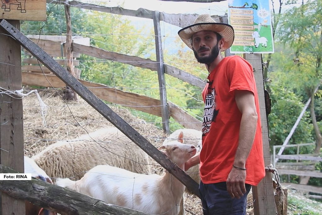 Vođen idejom da svoju porodicu zadrži na jednom mestu, Milovan Pavlović oživeo je očevinu i napravio pravo seosko domaćinstvo, na kome su se najpre igrali njegovi sinovi, a potom su počeli da dolaze i drugi mališani.