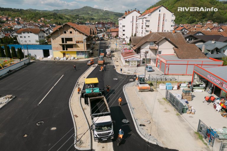 Radovi na rekonstrukciji Drinske ulice u Ljuboviji, od raskrsnice sa državnim putem 1B-28 kod Motela do raskrsnice sa Svetosavskom ulicom, danas su ušli u novu važnu fazu, pošto je na ovoj deonici postavljen prvi sloj asfalta.