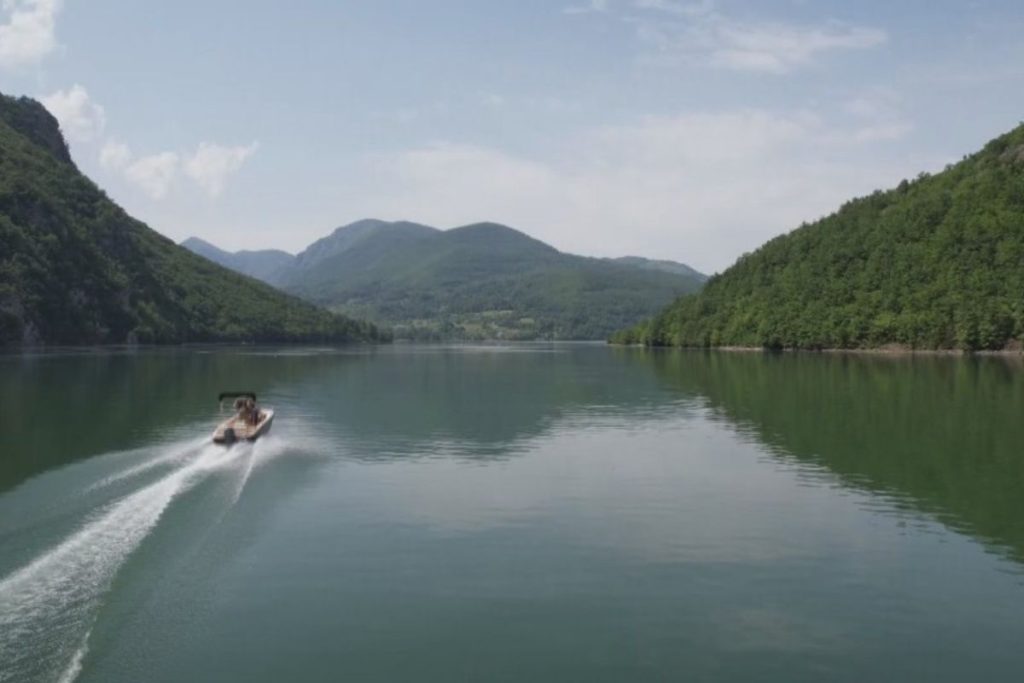 Bajina Bašta – Svakog proleća čisti jedno je od najlepših i najvažnijih jezera u Srbiji. Ipak, čišćenje jezera Perućac, koje je bilo planirano za 23. april, odloženo je zbog najavljenih nepovoljnih vremenskih uslova, saopštili su organizatori.