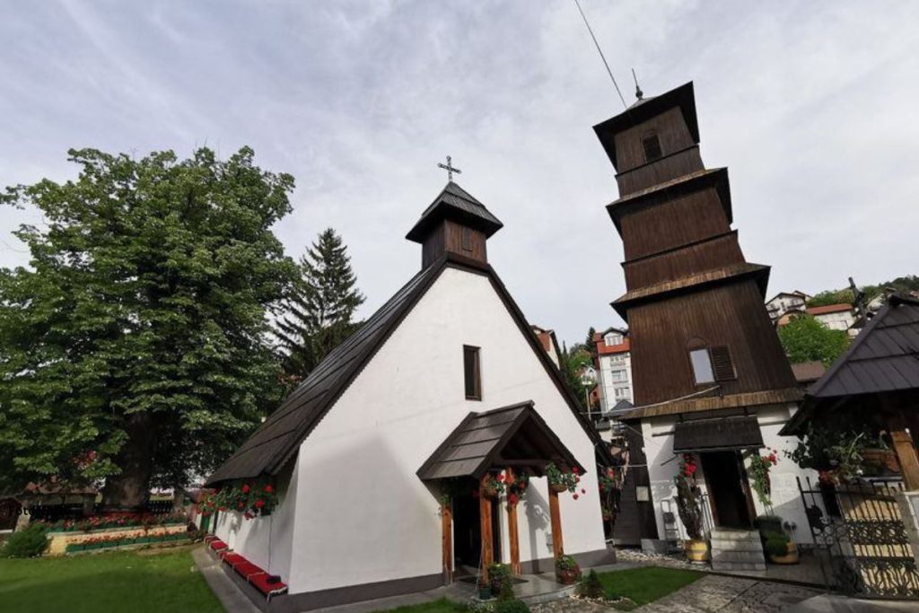 Između visokih zgrada i modernih objekata, u srcu Užica, delu grada nekada poznatom po nazivu Stara Varoš sakrivena i skoro potpuno neuočljiva dok ne priđete do samog ulaza, stoji Crkva svetog Marka, koja je svojevremeno bila jedina bogomolja u gradu na Đetinji.
