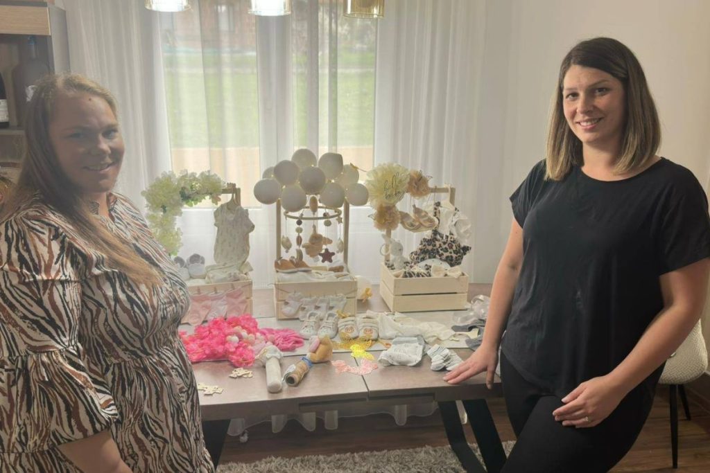 Čačak - Kreativnosti, inspiracije i nežnosti nikada nije na odmet, posebno kada na svet dolazi novi život. Upravo iz takve emocije nastala je priča tri sestre, po zanimanju vaspitačice, koje uz svojih osmoro dece svakodnevno pronalaze inspiraciju da stvaraju nešto posebno, poklon-gajbice za bebe, ručno izrađene sa mnogo pažnje i ljubavi.