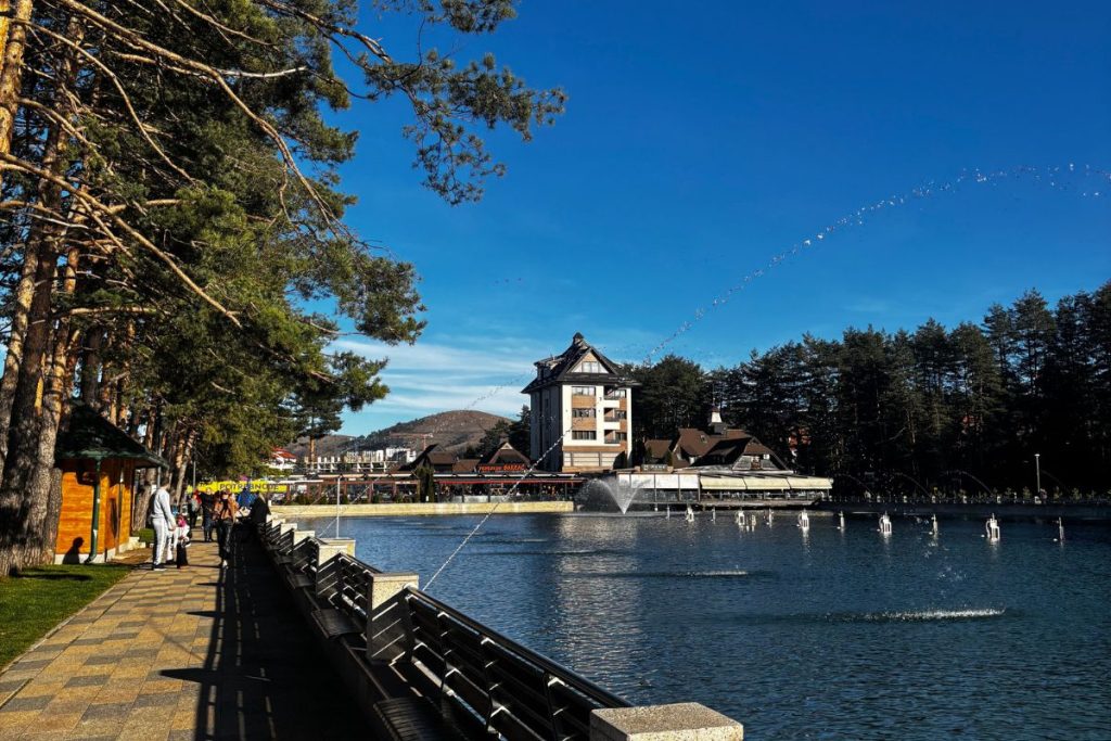 Zlatibor – Jezero na Kraljevom trgu na Zlatiboru jedna je od najpoznatijih i najslikanijih lokacija, ne samo u Srbiji već i u čitavom regionu.