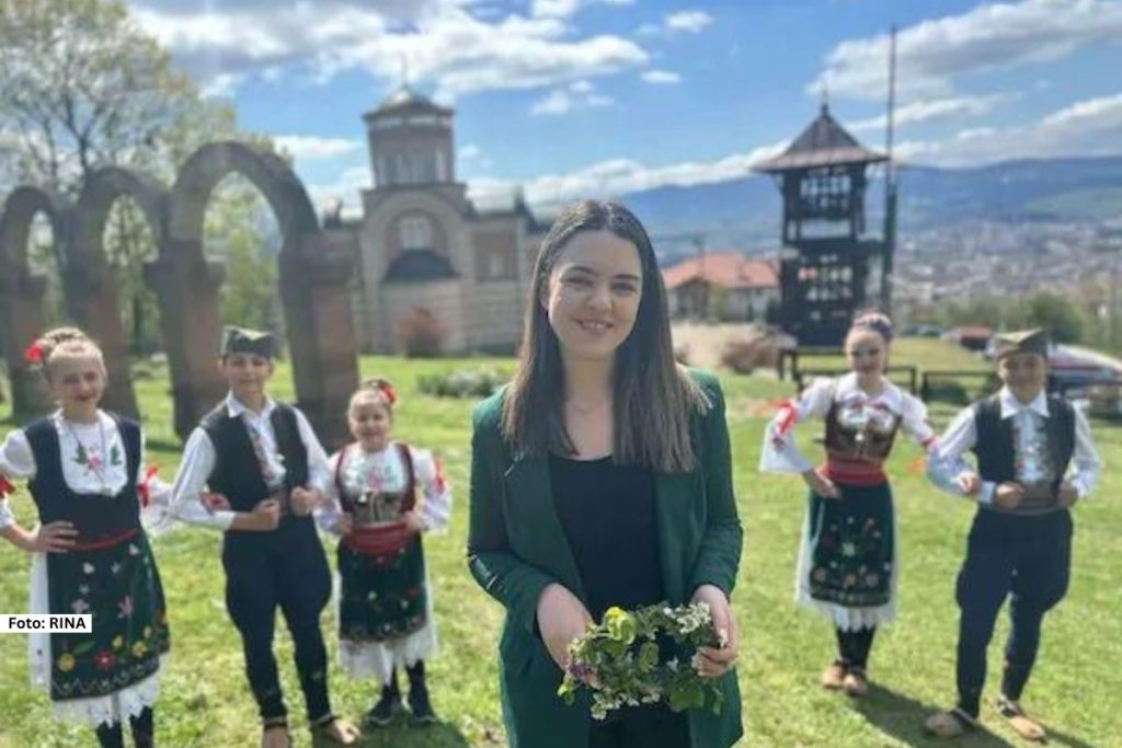 Čačak - Lazareva subota, poznata i kao Vrbica, ima duboko ukorenjeno značenje u srpskoj tradiciji i pravoslavlju. Ovaj praznik se obeležava u subotu pred Cveti, odnosno nedelju pre Vaskrsa, i posvećen je uspomeni na vaskrsenje Lazara, Hristovog prijatelja, što simbolično najavljuje i Hristovo vaskrsenje.