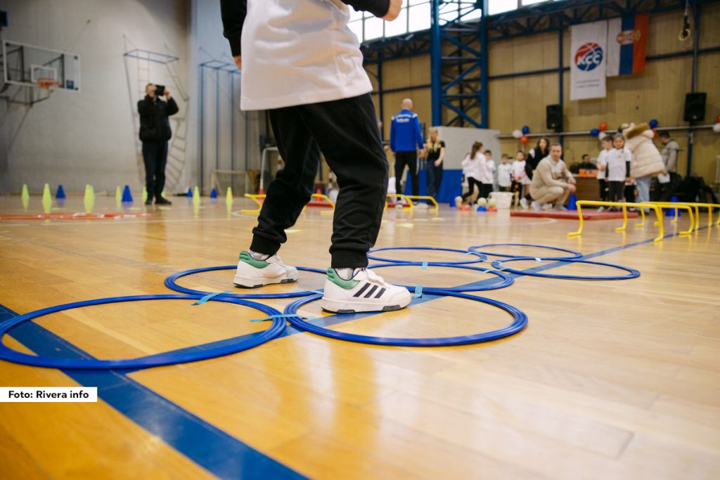 „Mali šampioni“ iz Predškolske ustanove „Poletarac“ oduševili su publiku u hali SŠ „Vuk Karadžić“ svojim veštinama, spretnošću i izraženim timskim duhom.