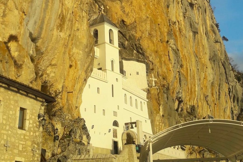 Prethodnih dana region je obišla divna priča o pravom čudu koje se pred Vaskrs dogodilo u velikoj svetinji, manastiru Ostrog u Crnoj Gori.