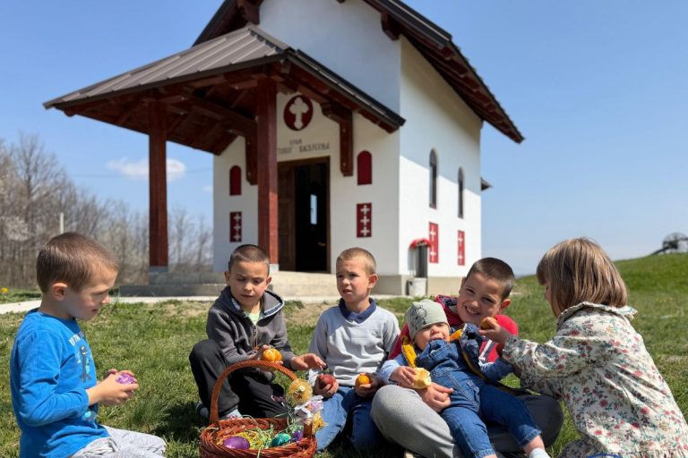 Prelepa slika na najradosniji praznik stiže nam iz sela Koštunići na Suvoboru. Zahvaljujući inicijativi meštana nikla je crkva mala po dimenzijama, ali velika po imenu i značaju.