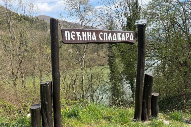 Splavarske pećine koja se nalazi u centru Perućca, baš između lokaliteta sa stećcima koji se nalaze na UNESKO listi zaštićene svetske kulturne baštine i reke Drine.