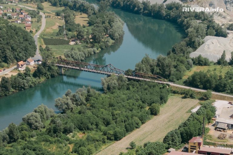 Rekonstrukcija Starog mosta na reci Drini između Ljubovije i Bratunca mogla bi uskoro da dobije konkretnu proceduralnu fazu, pošto je Ministarstvo građevinarstva, saobraćaja i infrastrukture u Planu javnih nabavki za 2026. godinu predvidelo uslugu izrade projektne dokumentacije za rekonstrukciju postojećeg mosta preko Drine u Ljuboviji.