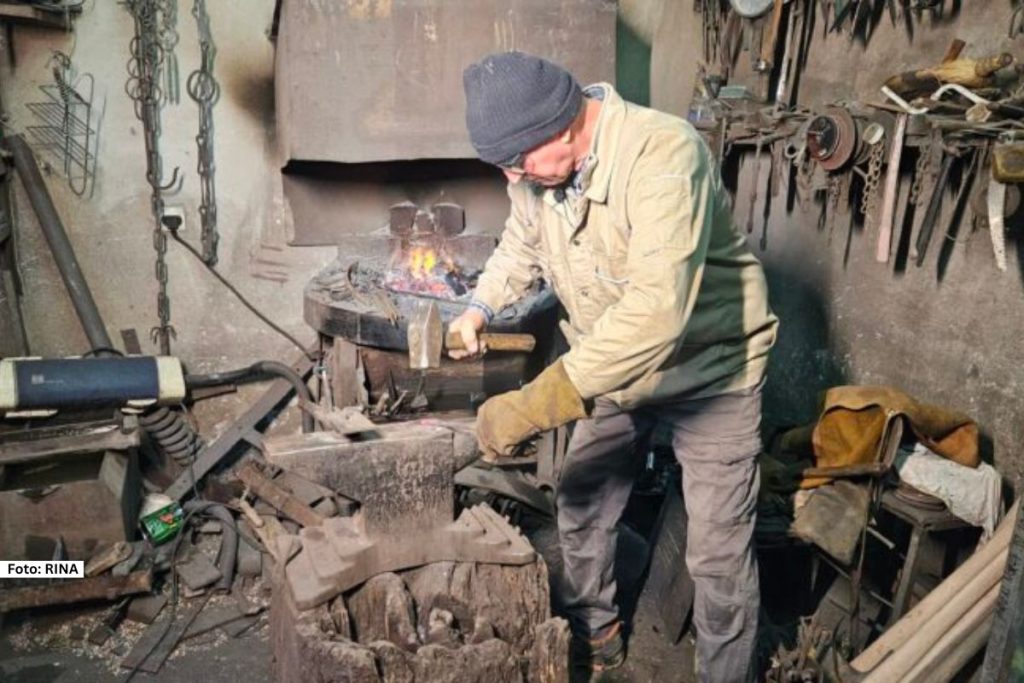 U vremenu kada su savremene mašine potisnule gotovo sav ručni rad u poljima i voćnjacima, u Polimskoj dolini još uvek se može čuti zvuk čekića o užareno gvožđe. Taj zvuk dolazi iz radionice Fadila Musića, jednog od poslednjih kovača u ovom kraju, koji decenijama čuva zanat star stotinama godina.