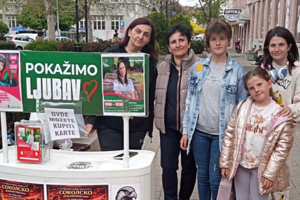 Uoči Božića Srbiju je obišla lepa, ali i tužna priča o tri sestrice iz Kruševca koje su ostale bez majke, ali su ipak odlučile da zadrže tradiciju koju sa njom imale, i iako im se srce slamalo od tuge prodavale su badnjake ispred škole.