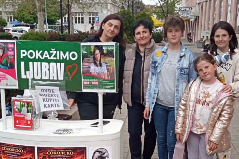 Uoči Božića Srbiju je obišla lepa, ali i tužna priča o tri sestrice iz Kruševca koje su ostale bez majke, ali su ipak odlučile da zadrže tradiciju koju sa njom imale, i iako im se srce slamalo od tuge prodavale su badnjake ispred škole.