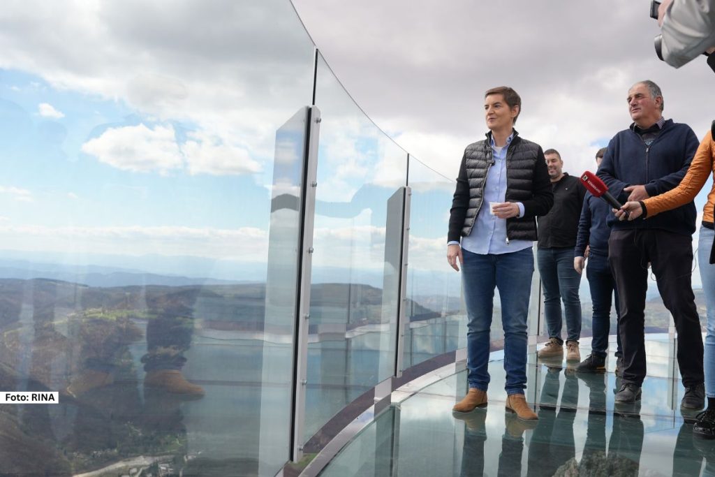 Nakon što je stakleni vidikovac na vrhu Kablara izdržao test velikog opterećenja, sitno se odbrojava do dobijanja upotrebne dozvole, a potom i do zvaničnog otvaranja.