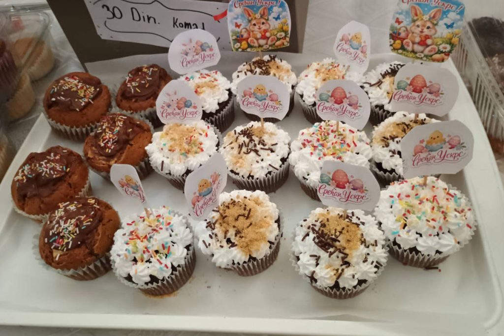 U prostorijama Osnovne škole „Petar Vragolić“ u Ljuboviji u četvrtak, 9. aprila, održan je Humanitarni vaskršnji bazar, koji je okupio učenike, nastavnike, roditelje i brojne goste u duhu Vaskrsa, zajedništva i humanosti.