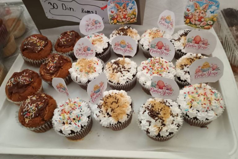 U prostorijama Osnovne škole „Petar Vragolić“ u Ljuboviji u četvrtak, 9. aprila, održan je Humanitarni vaskršnji bazar, koji je okupio učenike, nastavnike, roditelje i brojne goste u duhu Vaskrsa, zajedništva i humanosti.