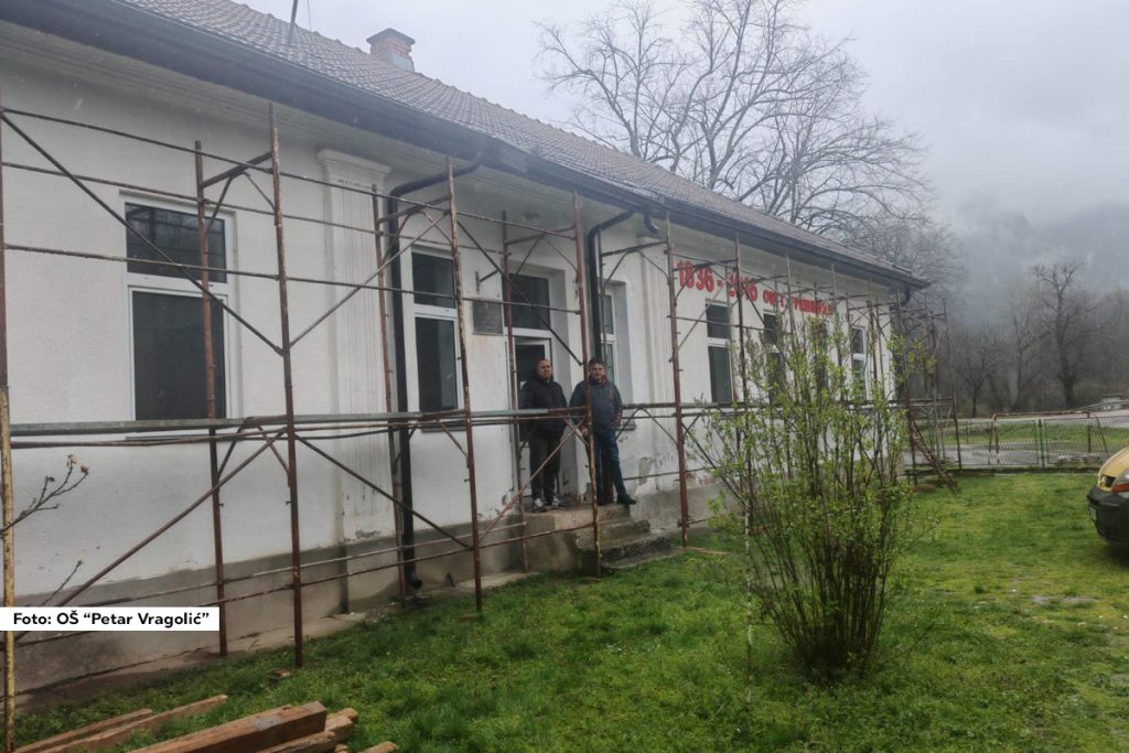 U ponedeljak, 6. aprila 2026. godine, počinju radovi na energetskoj sanaciji najstarije škole na teritoriji opštine Ljubovija, u izdvojenom odeljenju Osnovne škole „Petar Vragolić“.