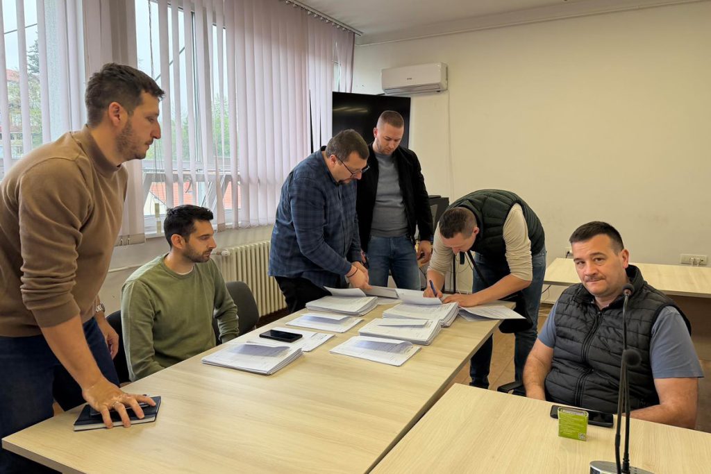 U prostorijama Opštinske uprave opštine Ljubovija potpisani su ugovori o sufinansiranju mera energetske sanacije porodičnih kuća i stanova. Ugovore su potpisali građani koji su ostvarili pravo na subvencije po javnom pozivu, čime je nastavljen program podrške unapređenju energetske efikasnosti domaćinstava na teritoriji opštine Ljubovija.