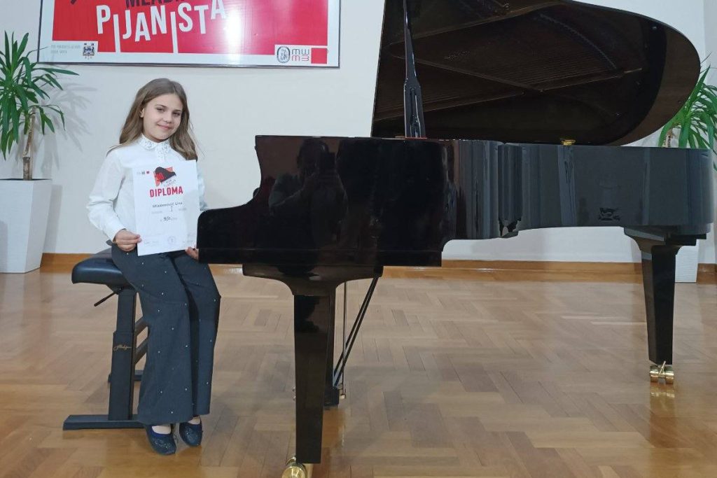 Učenica prvog razreda Osnovne muzičke škole „Vuk Karadžić” Loznica – Izdvojeno odeljenje u Ljuboviji, Una Mladenović, ostvarila je zapažen uspeh na 30. Međunarodnom takmičenju mladih pijanista, održanom 26. aprila 2026. godine u Šapcu.
