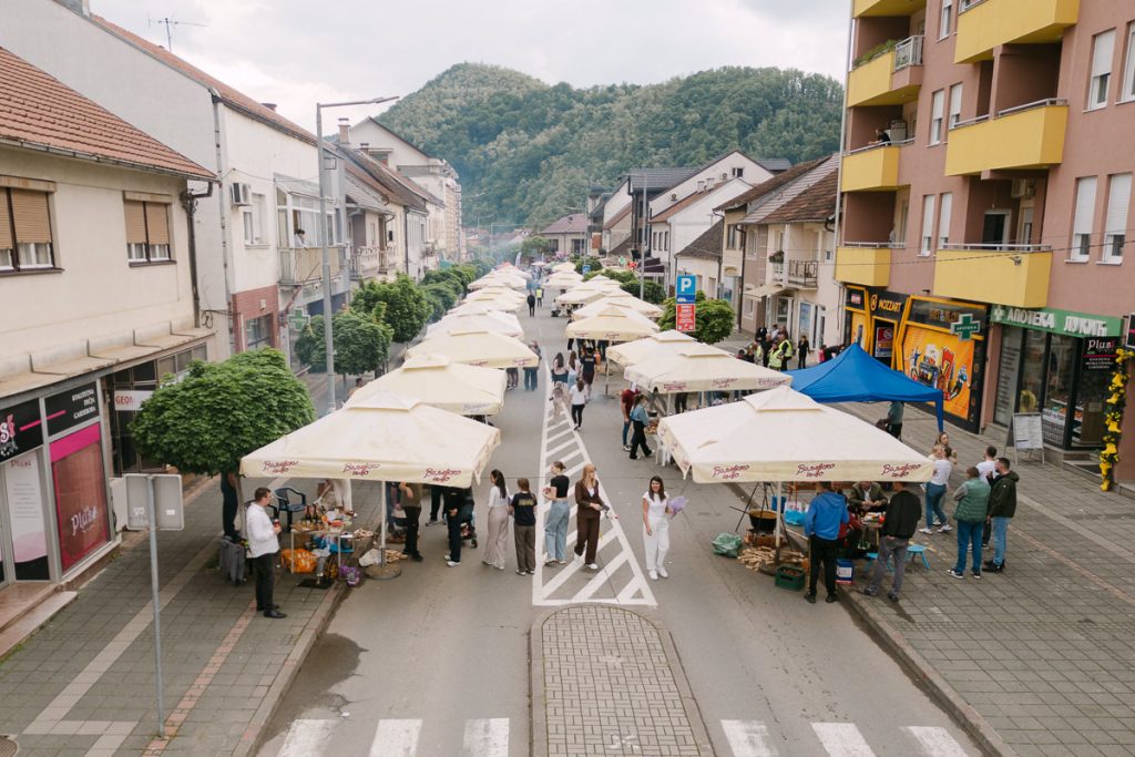 U Ljuboviji je u subotu održan 17. Gastro festival, manifestacija koja već godinama okuplja ljubitelje domaće kuhinje, tradicionalnih srpskih jela, dobrog druženja i takmičarskog duha.