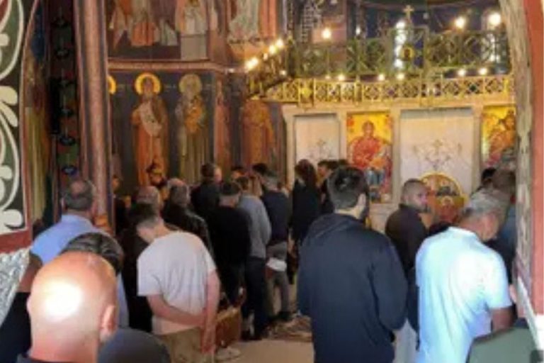 Čačak - Prelepa slika zabeležena je ranom zorom ispred crkve Svetog Lazara na Ljubić brdu iznad Čačka. Veliki broj vernika došao je na liturgiju i da preseče slavski kolač.