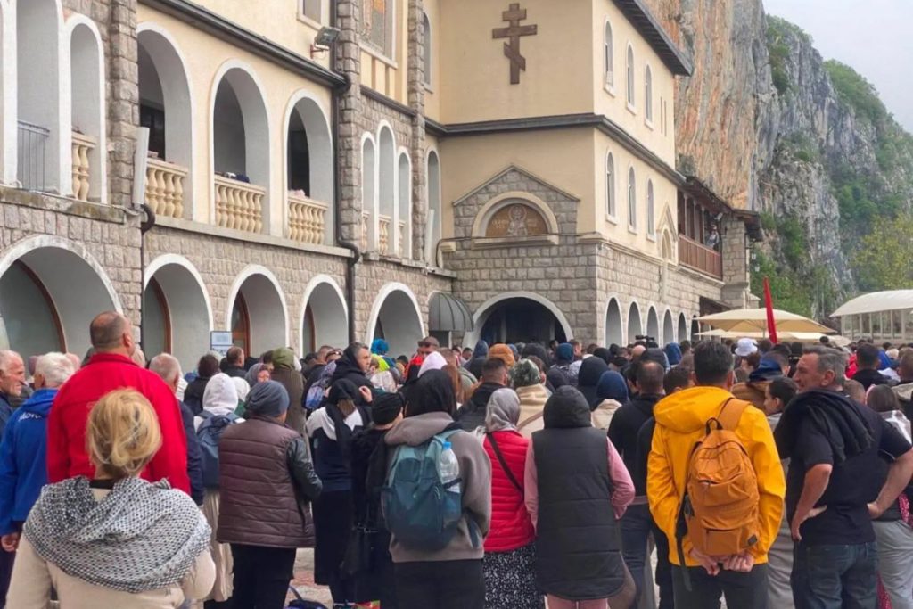 Na hiljade vernika iz svih delova Crne Gore, ali i iz Srbije i Republike Srpske tokom prethodnih dana i tokom noći stiglo je do manastira Ostrog kod Nikšića kako bi se poklonili moštima Svetog Vasilija koji se proslavlja 12. maja.
