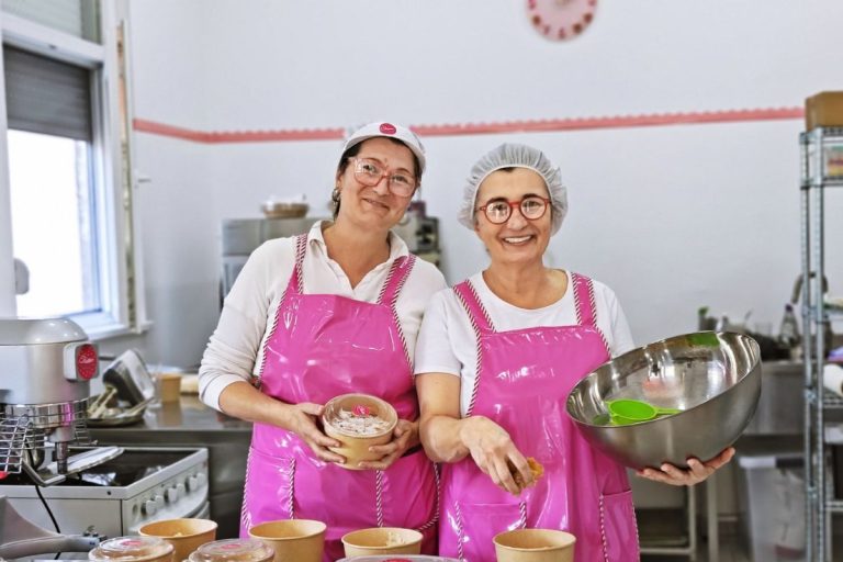 Sestre u pedesetim pokrenule posao sa starinskim kolačima i osvojile mušterije krempitom od 1 kg, pokazujući da za preduzetništvo nikada nije kasno i da kvalitet uvek pronađe put do kupaca.