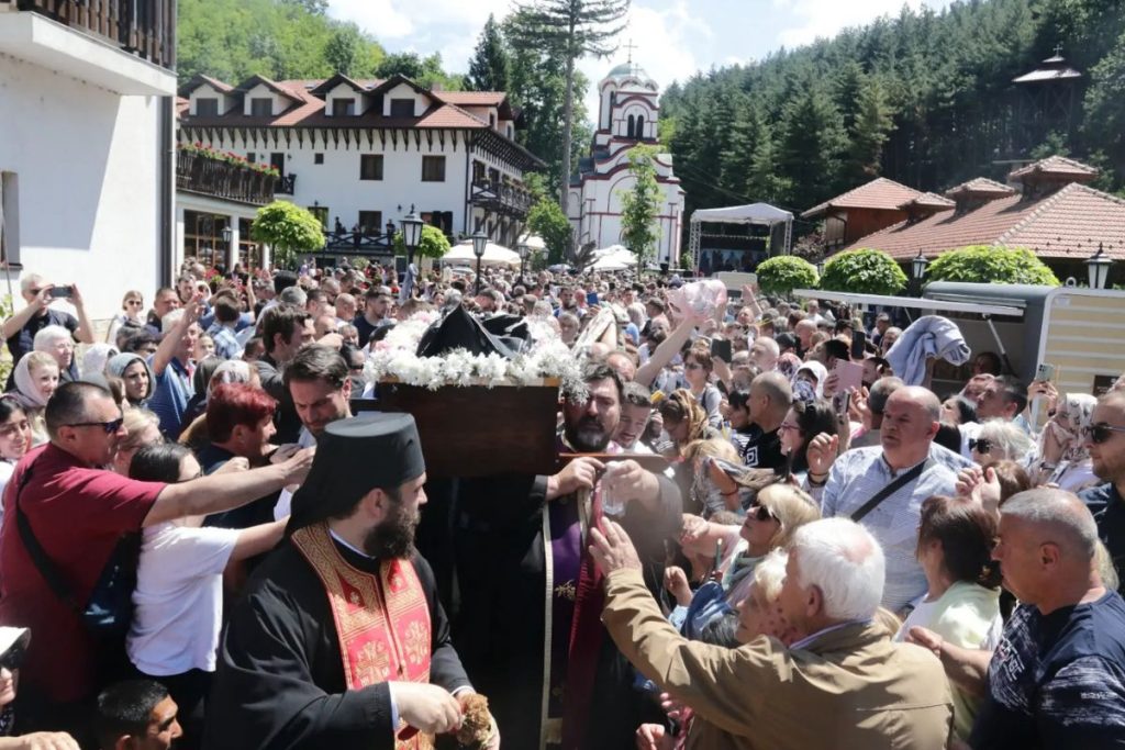 Po završetku bogosluženja uslediće svečano presvlačenje moštiju Svetog Zosima, a delovi starog odjejanija biće podeljeni vernom narodu na blagoslov.