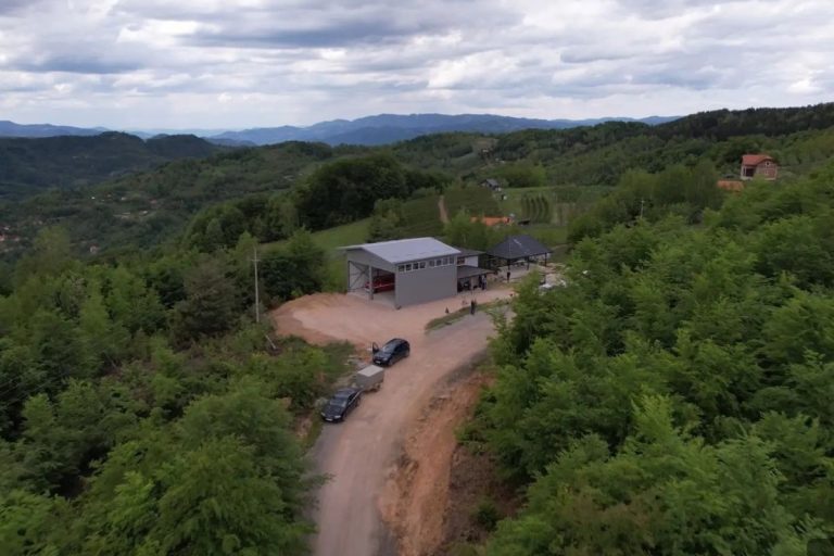 Bajina Bašta – U selima podno Tare, gde su požari tokom leta godinama predstavljali veliki problem, meštani kažu da sada prvi put imaju osećaj sigurnosti. Izgrađen vatrogasni dom i asfaltiran put.