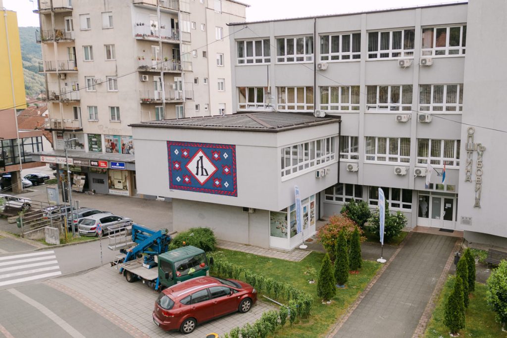 Ljubovija je danas dobila novo umetničko obeležje posvećeno ćirilici. Na zgradi Opštinske uprave oslikano je stilizovano ćirilično slovo Љ, a Ljubovija je u okviru projekta izabrana kao opština nosilac ovog slova.