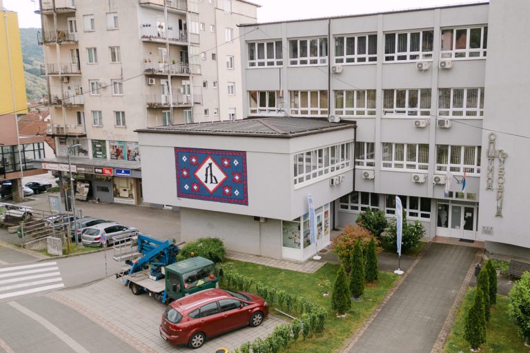 Ljubovija je danas dobila novo umetničko obeležje posvećeno ćirilici. Na zgradi Opštinske uprave oslikano je stilizovano ćirilično slovo Lj, a Ljubovija je u okviru projekta izabrana kao opština nosilac ovog slova.