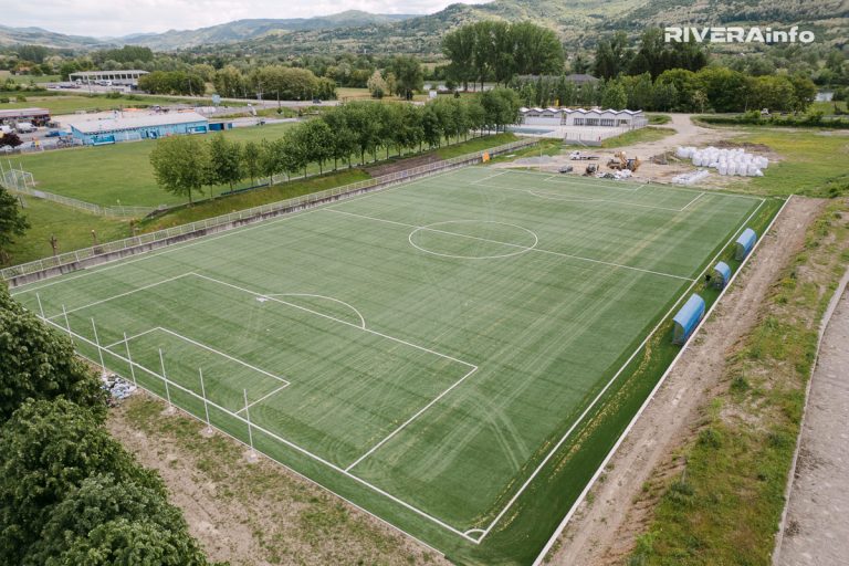 Predsednik opštine Ljubovija Milan Jovanović sa saradnicima obišao je radove na sportskom terenu sa veštačkom travom, gde se trenutno izvode završni radovi na postavljanju nove sportske podloge.