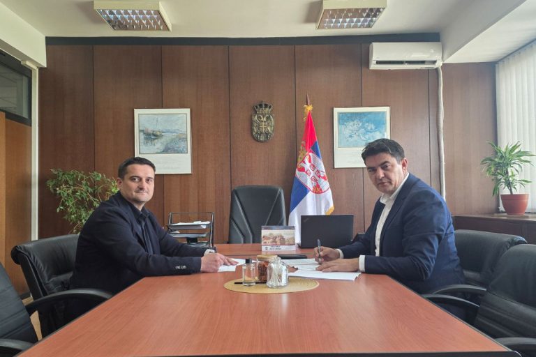 Opštini Ljubovija odobreno je 12 miliona dinara za realizaciju projekta osvetljenja sportskog terena sa veštačkom travom i sanaciju trim staze na stadionu u Ljuboviji.