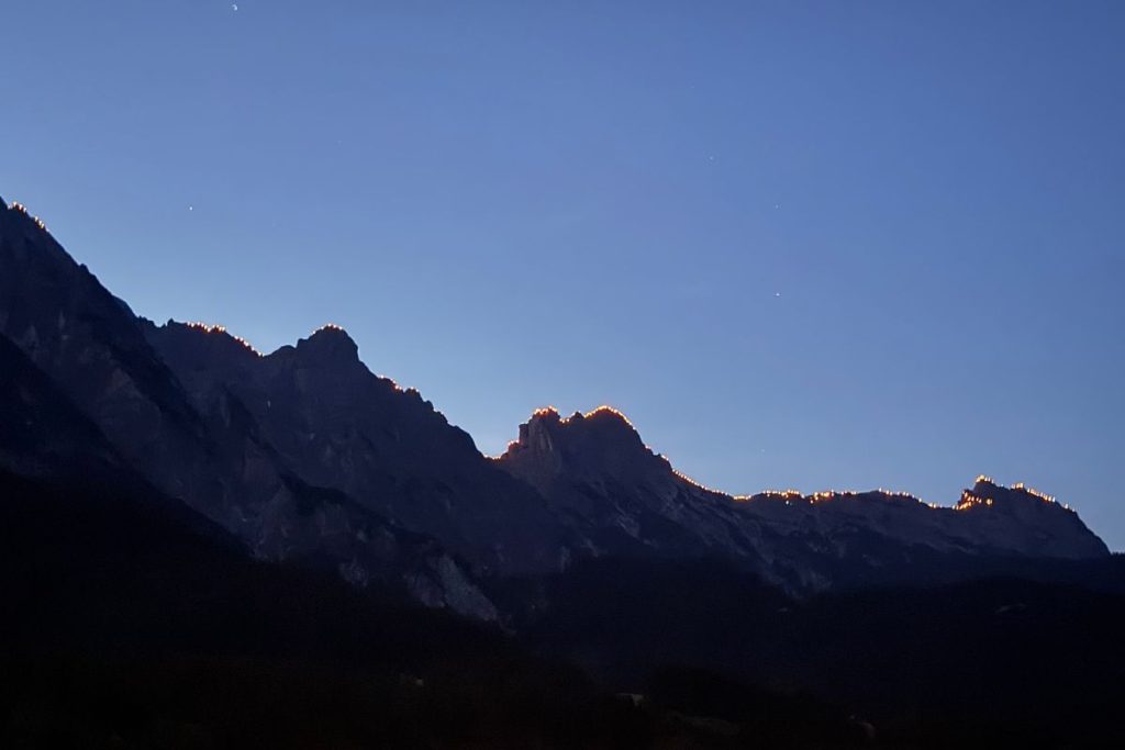 Povodom letnje dugodnevnice, najdužeg dana u godini, planinski vrhovi širom Alpa zasijali su u svetlosti stotina vatri koje su tradicionalno zapaljene u čast dolaska leta.